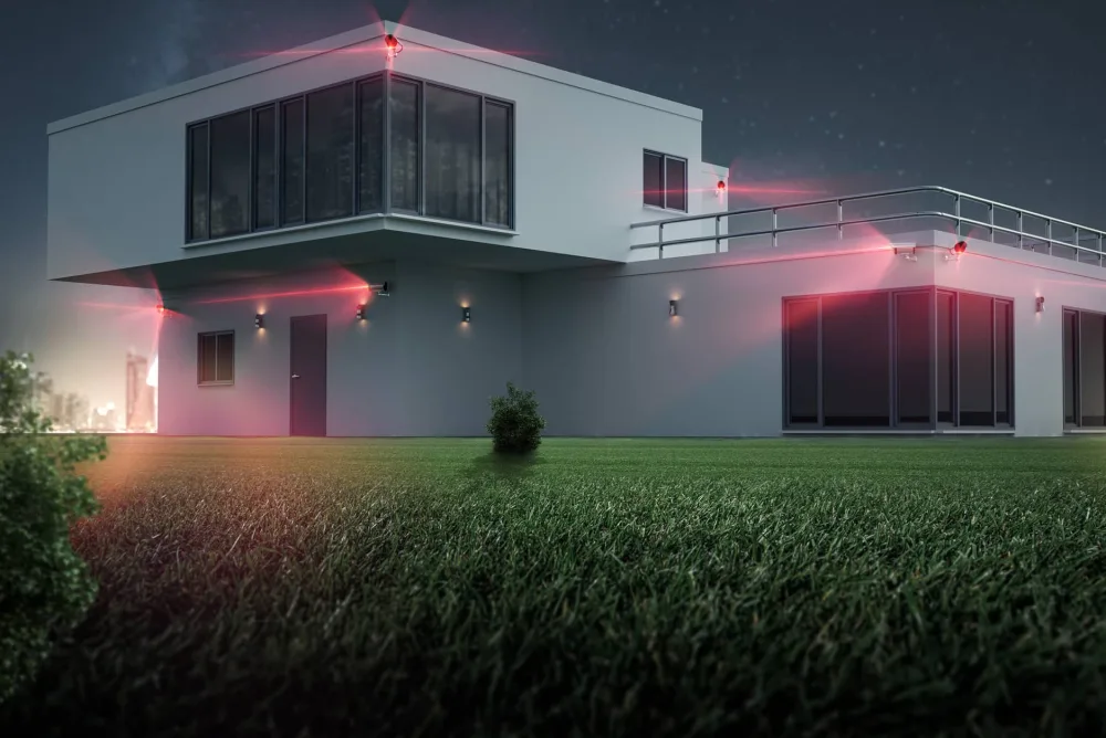 Modernes Wohnhaus mit Außenbeleuchtung und Sicherheitstechnik